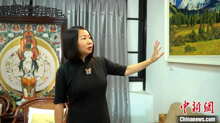 孟德芝正在介绍蜀绣作品。唐启浩 摄