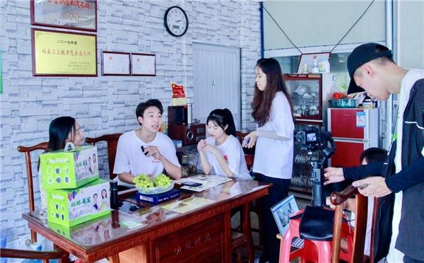 在线1w+！南粤党旗红实践队化身主播为老乡“直播带货”扶贫助农
