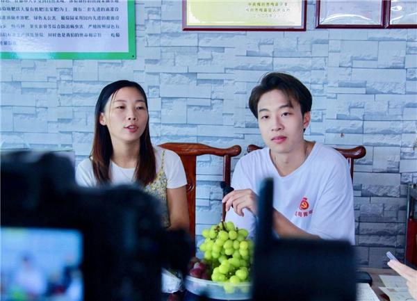 在线1w+！南粤党旗红实践队化身主播为老乡“直播带货”扶贫助农