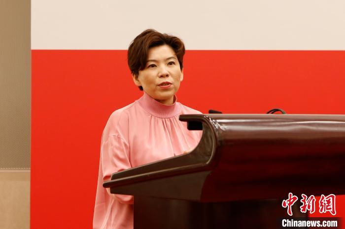 世界乒乓球冠军邓亚萍女士作为形象大使代表发言。中华同心温暖工程基金会供图 中华同心温暖工程基金会供图 摄