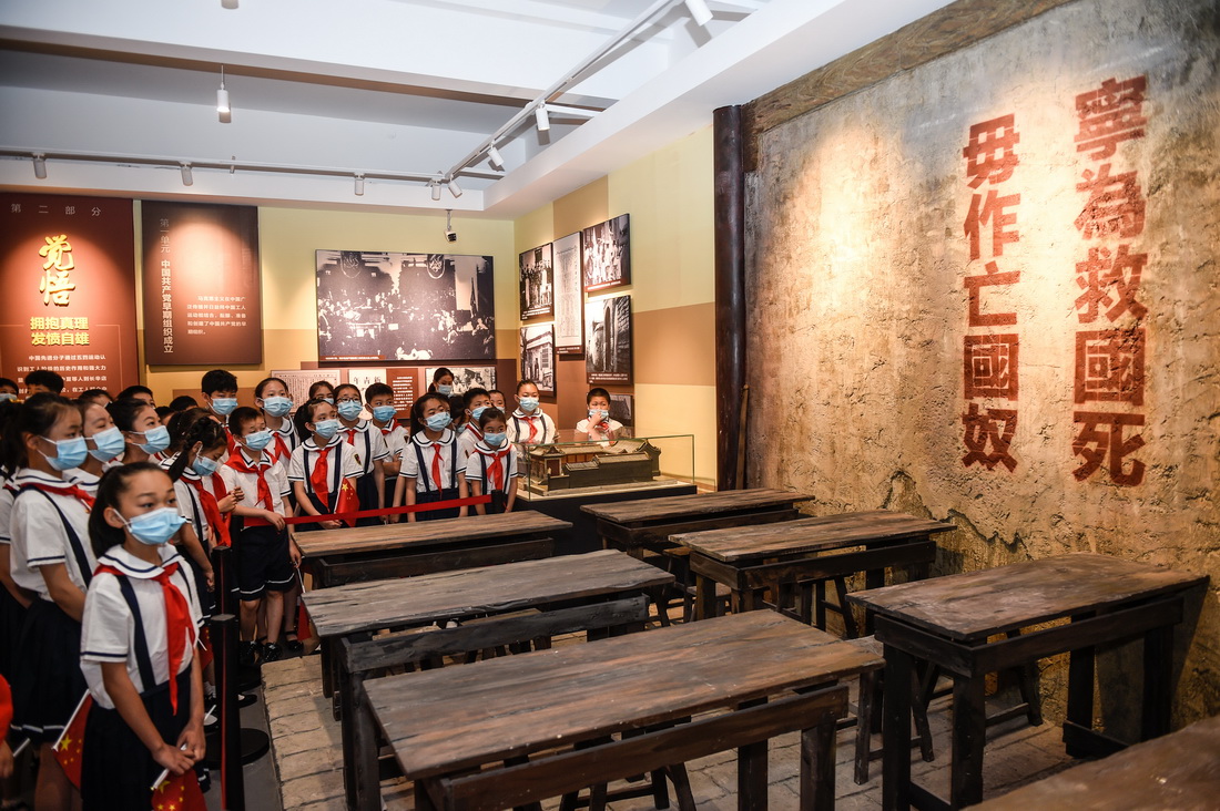 6月1日，在长辛店二七纪念馆，少年儿童参观“北方的红星——长辛店与中国工人运动”主题展。新华社记者 彭子洋 摄