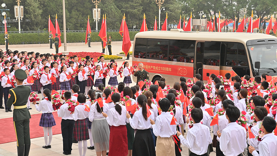 “七一勋章”获得者抵达人民大会堂。