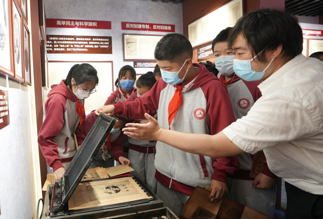 6月1日，北京市第二十七中学学生在《新青年》编辑部旧址（陈独秀旧居）了解展出的油印机。新华社记者 鞠焕宗 摄