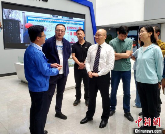 图为全国政协委员、农工党青海省委主委王昆(中)在企业调研。郭满福 供图