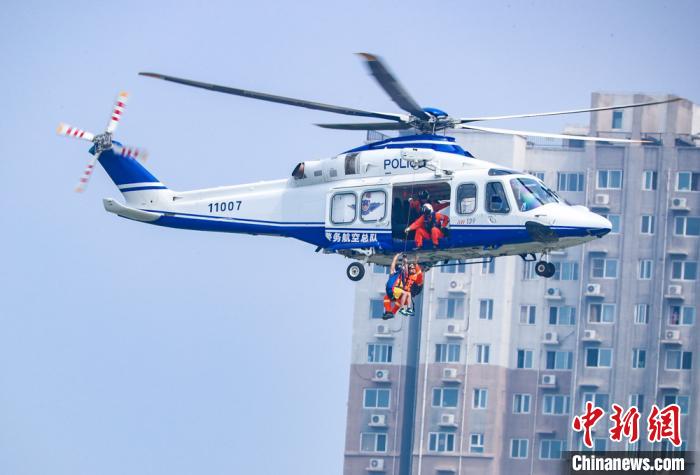 图为演练人员使用警用直升机搜救被困人员。　<a target='_blank' href='http://www.chinanews.com/'>中新社</a>记者 贾天勇 摄