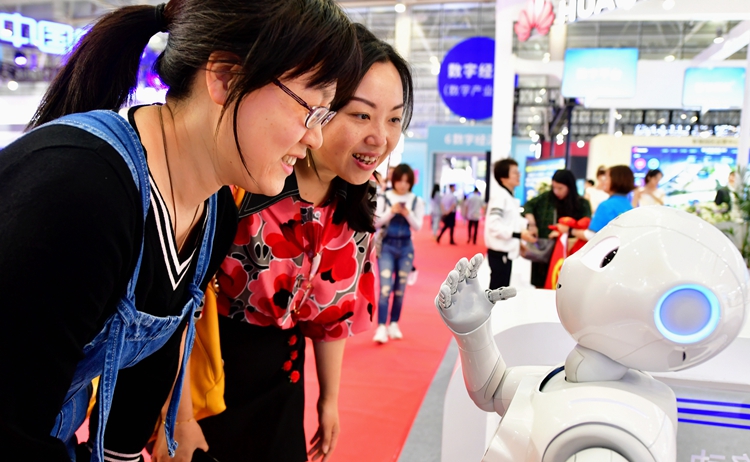 展览会上，   5月5日，两名观众与智能机器人互动。新华社记者 魏培全 摄.jpg