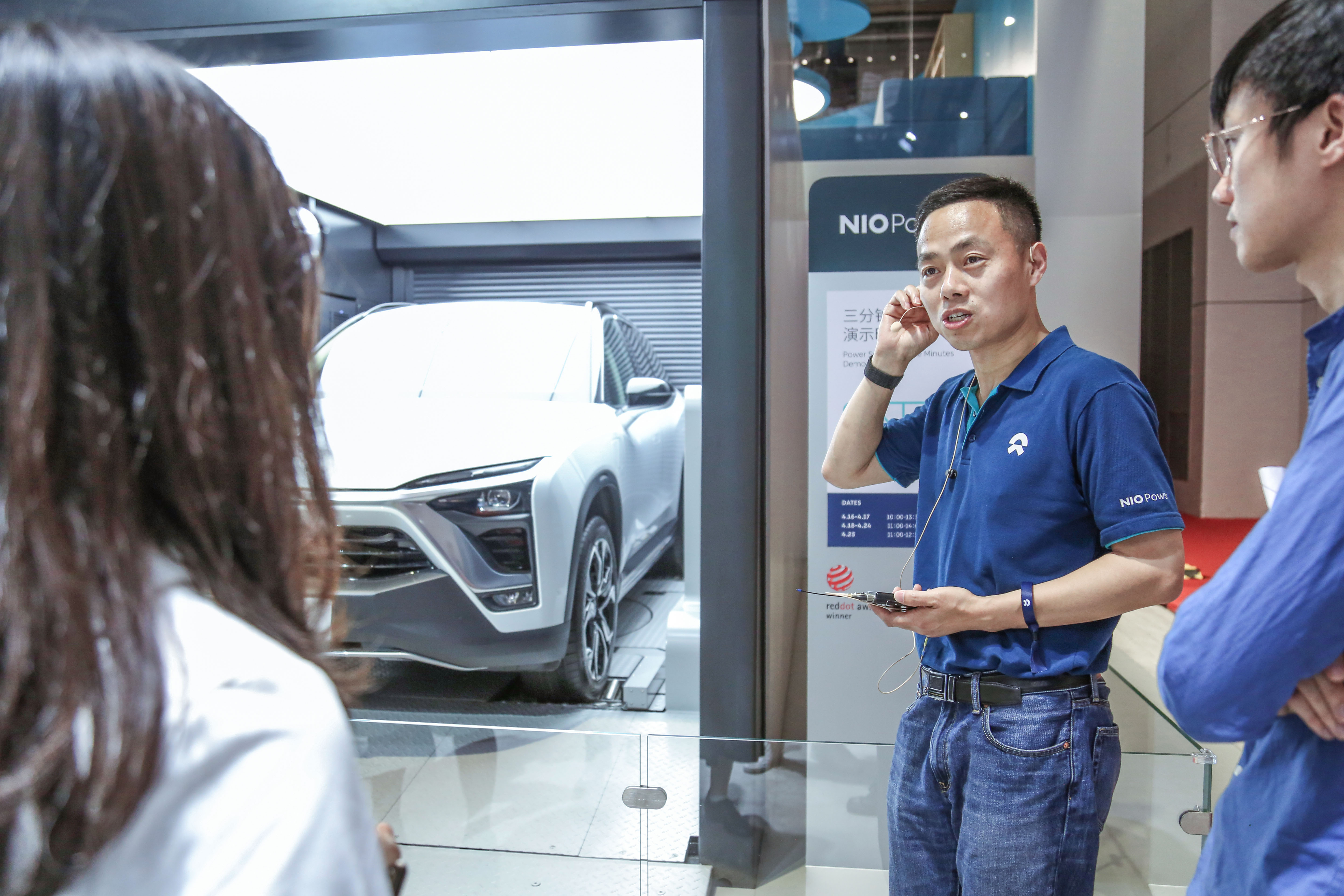 蔚来电源管理副总裁沈斐在2019年上海车展为观众解说换电站。蔚来汽车供图.jpg