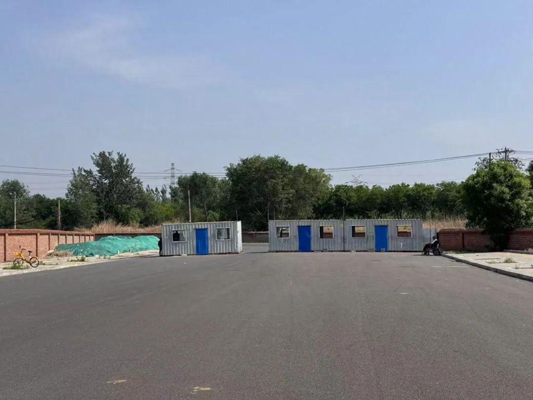 集装箱围挡，车辆随意停放…北京这条路何时能顺畅通行？