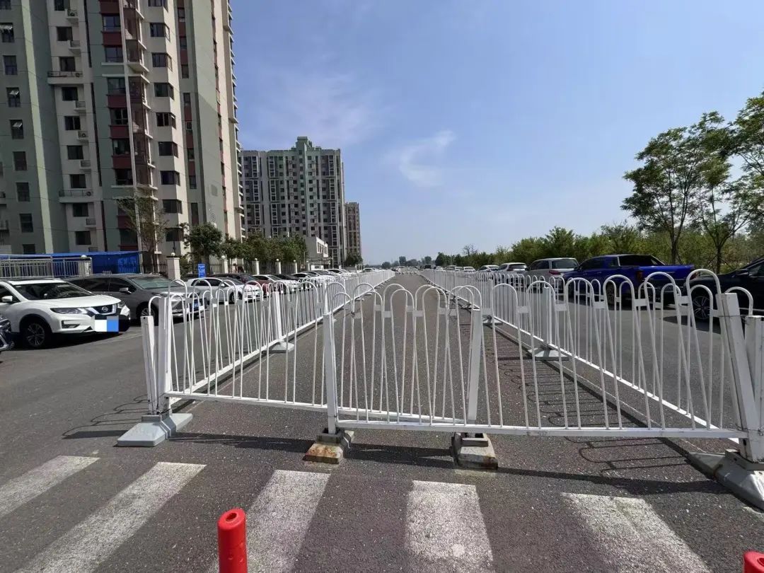 集装箱围挡，车辆随意停放…北京这条路何时能顺畅通行？