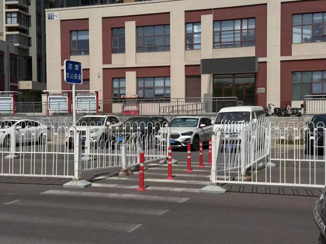 集装箱围挡，车辆随意停放…北京这条路何时能顺畅通行？