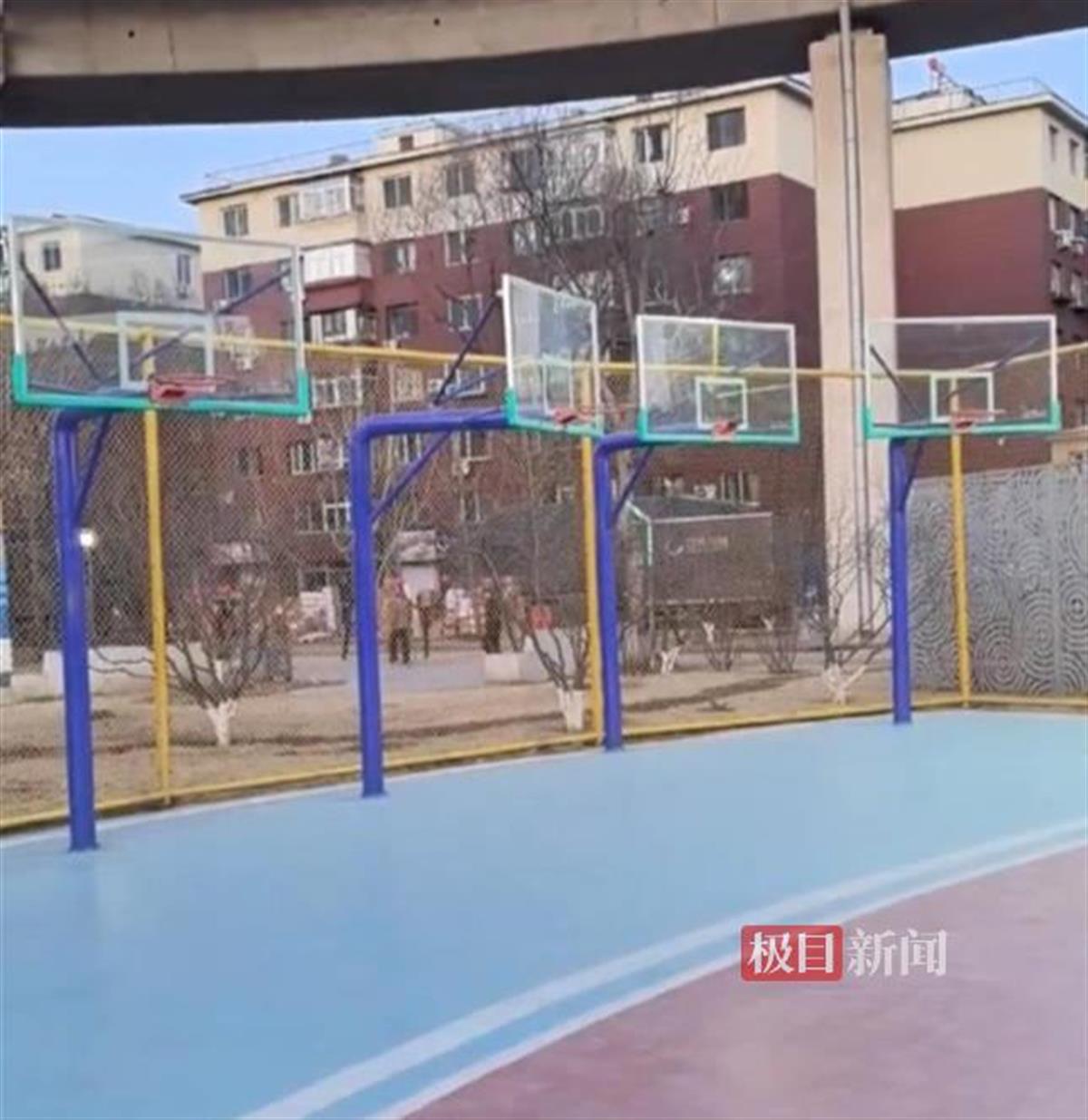 篮球架现场图.png