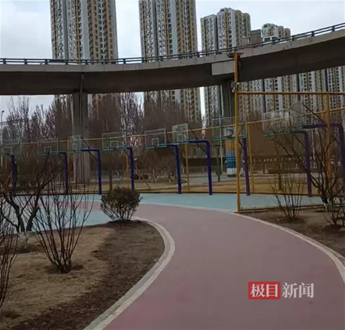 篮球架 当地居民提供.png