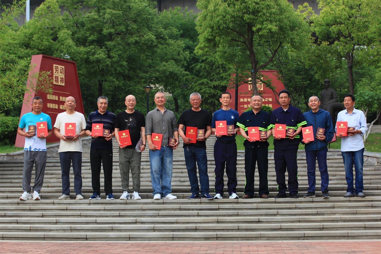 1.“光荣在岗40年”合影.jpg