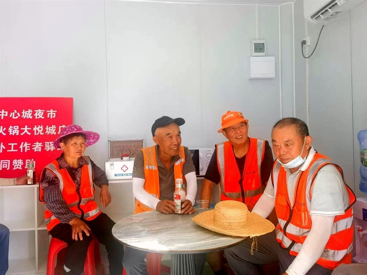 环卫工人在驿站休息.jpg