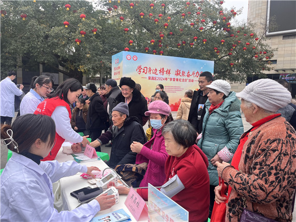 3月5日下午，荣昌区在黄桷树广场开展“学习身边榜样 凝聚奋斗力量”——3·5学雷锋纪念日活动。荣昌区委宣传部供图 华龙网发