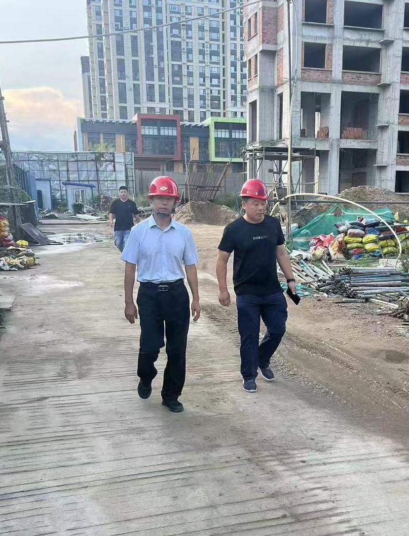 图为黑龙江星辉建设工程有限公司董事长韩星银（中）