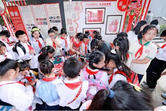 学子们体验“家风主题”剪纸