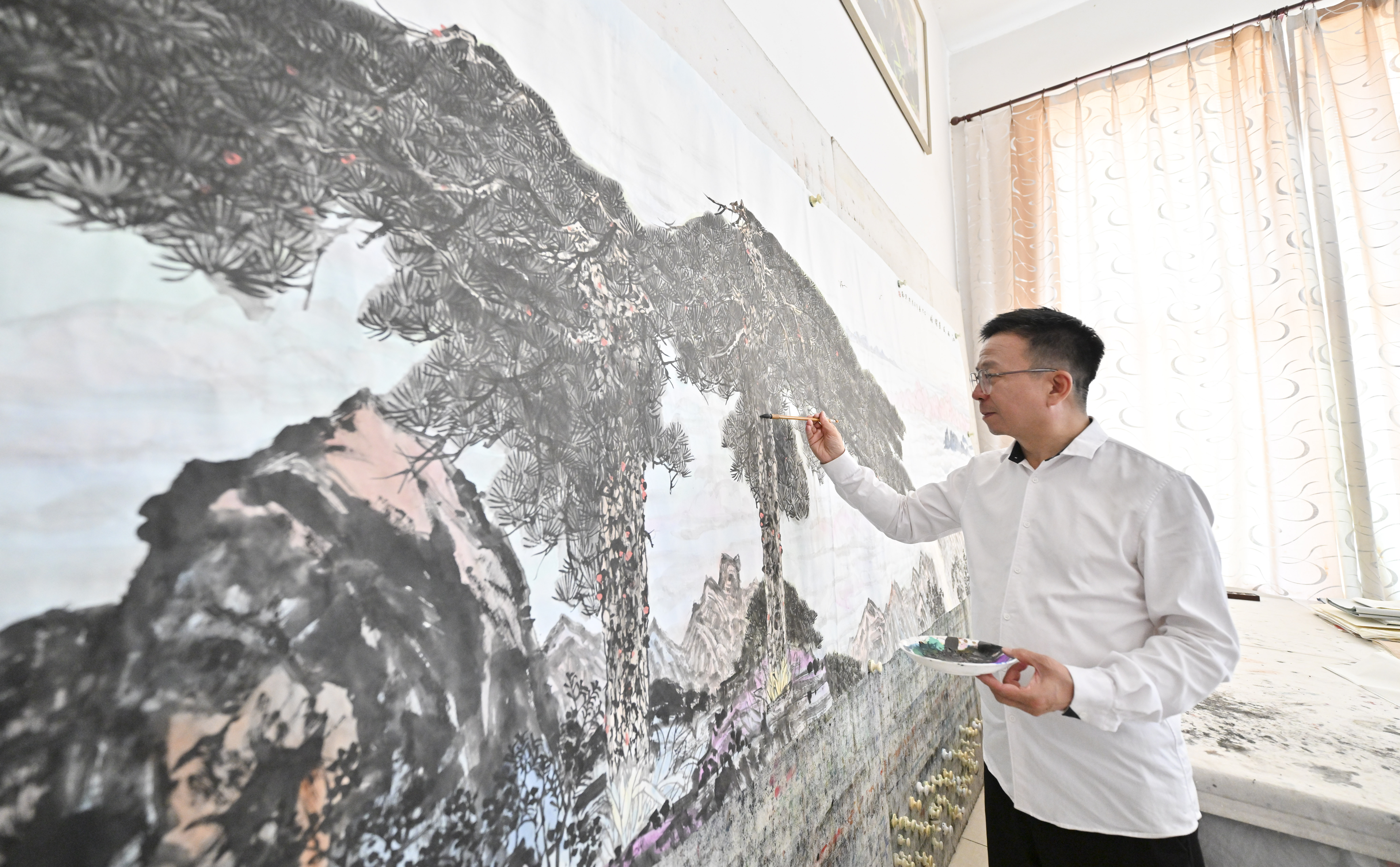 5月25日，胡才春正在进行绘画创作。本报全媒体记者史港泽摄.jpg
