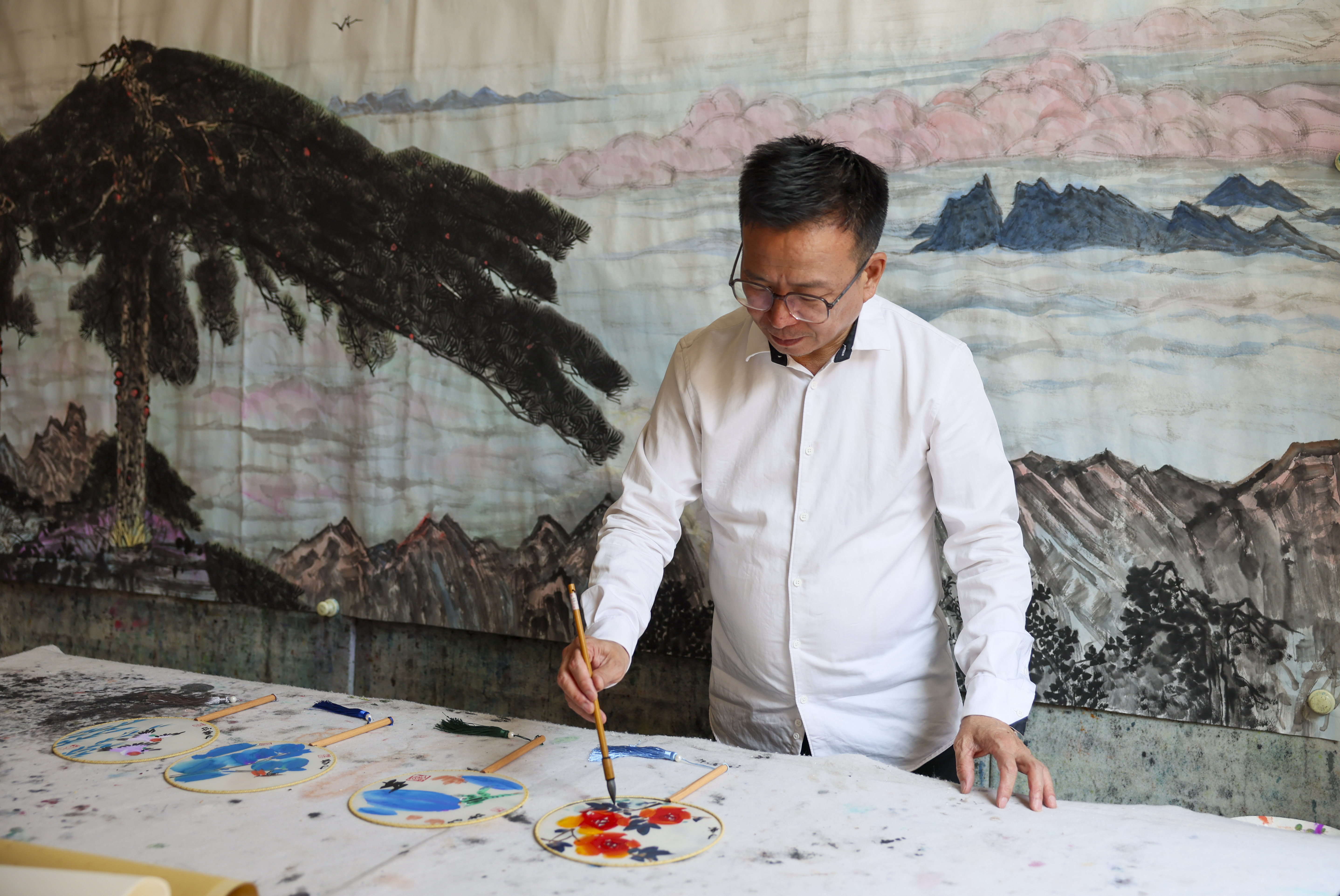 5月25日，胡才春在工作室进行进行绘画创作。本报全媒体记者史港泽摄.jpg