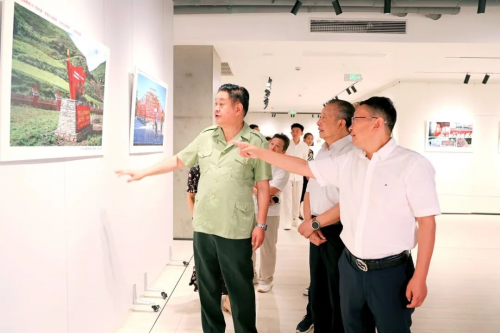 “致敬抗战英雄，弘扬抗战精神”主题摄影展在成都隆重举行