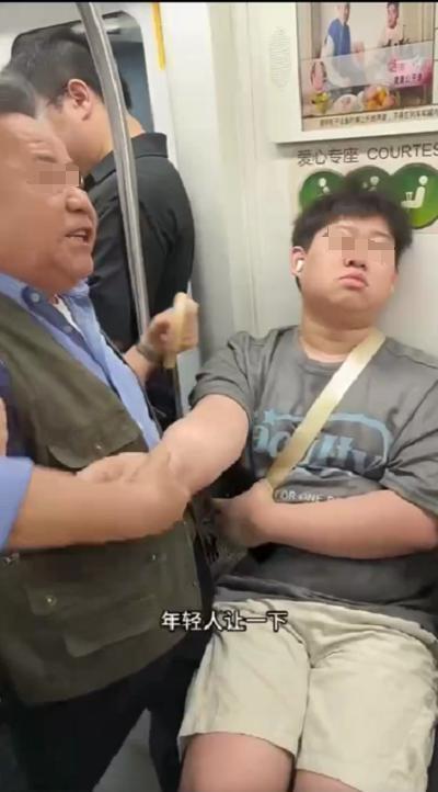 “我是给他上课”！地铁上老人拉拽不让座小伙，上海地铁回应