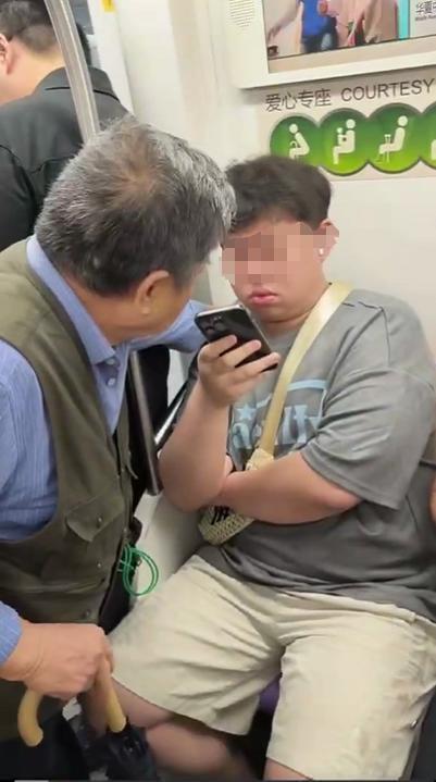 “我是给他上课”！地铁上老人拉拽不让座小伙，上海地铁回应