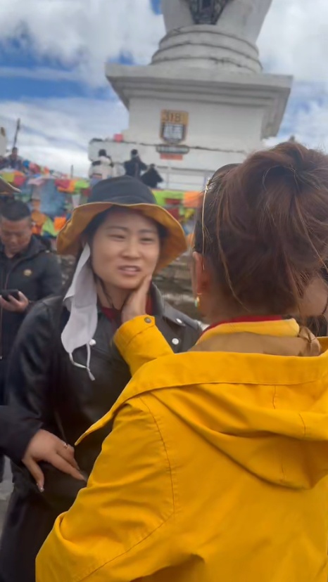 央视主持人朱迅在高原上救人