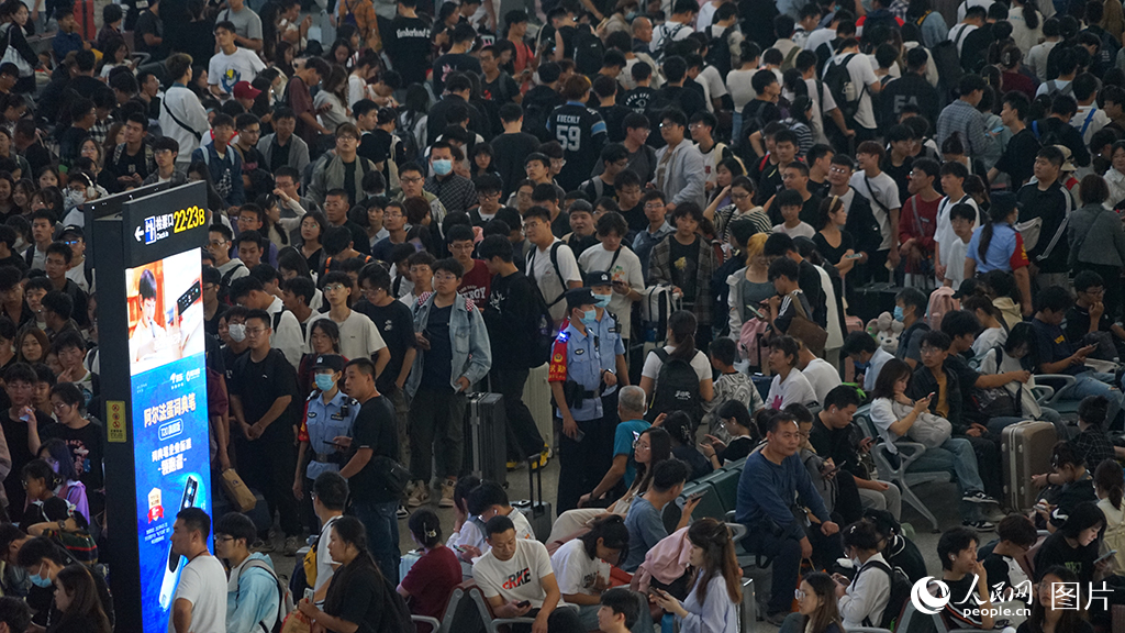 假期坚守岗位的劳动者