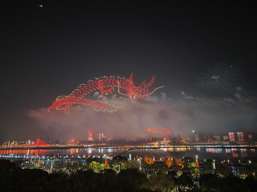 2月10日晚，2024年南昌市迎春烟花晚会在赣江中心老官洲区域举行。周帅摄