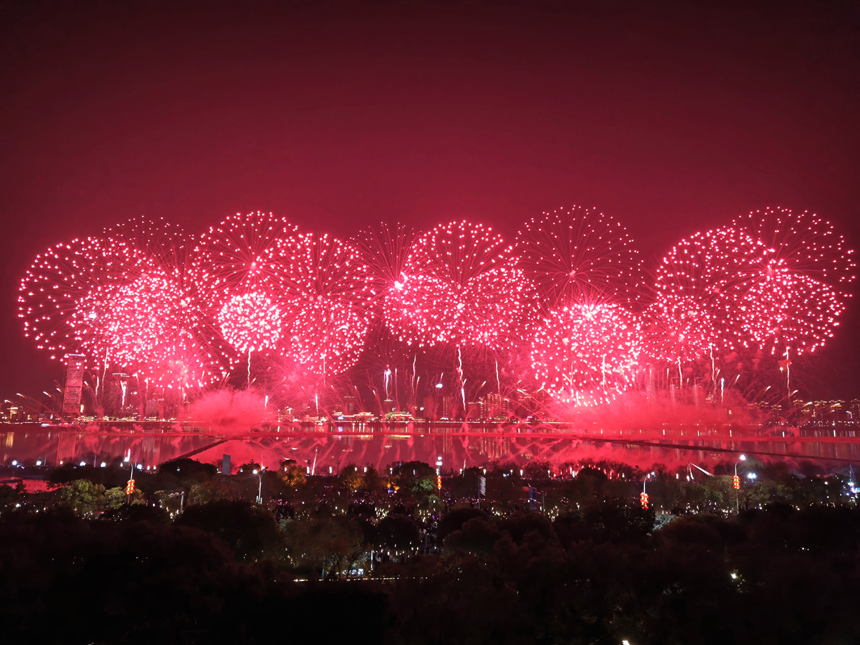 2月10日晚，2024年南昌市迎春烟花晚会在赣江中心老官洲区域举行。周帅摄