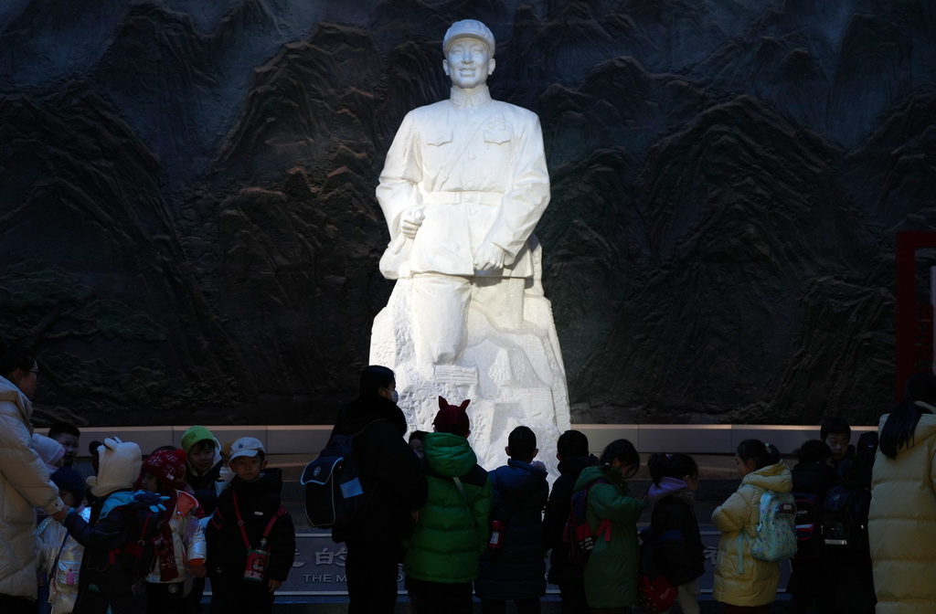 人们在抚顺雷锋纪念馆参观（2月29日摄）。新华社记者 李钢 摄