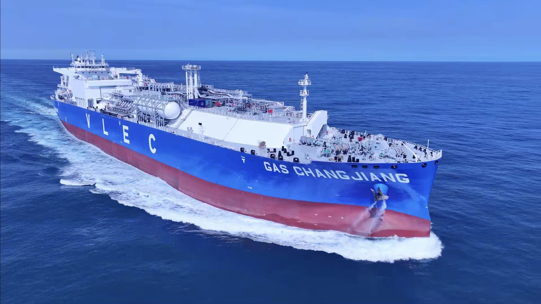 世界最大舱容乙烷双燃料运输船在沪交付。