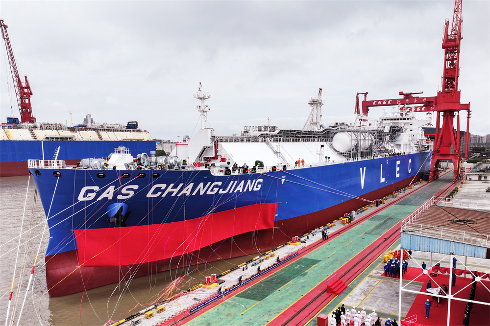世界最大舱容乙烷双燃料运输船在沪交付。