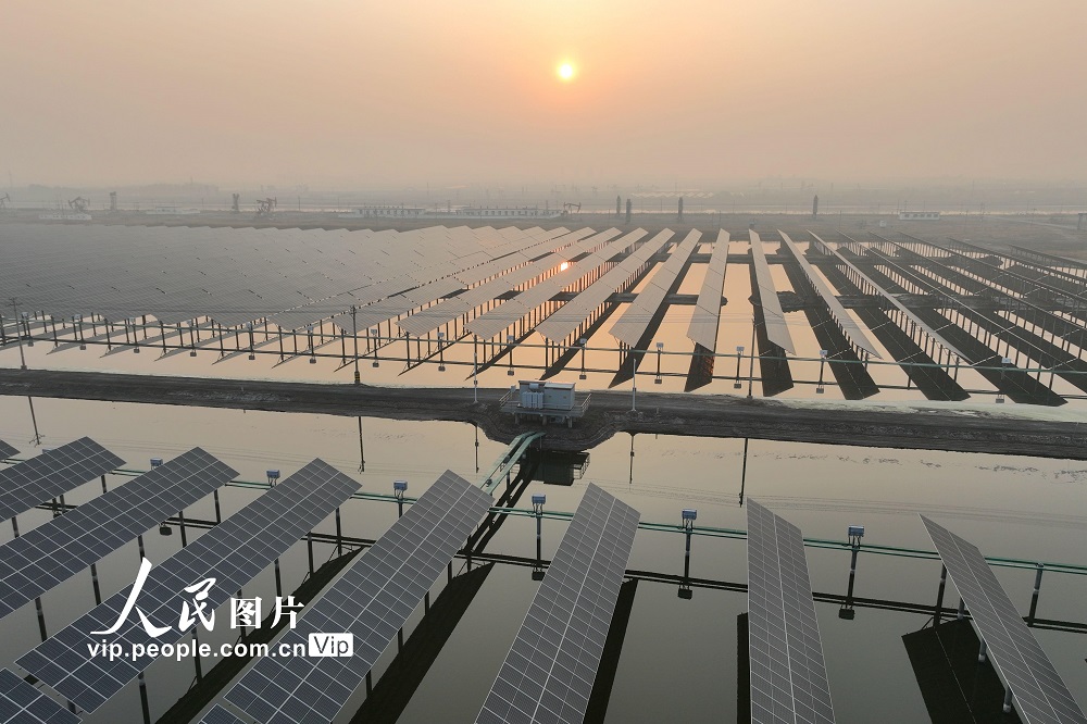 2024年4月22日，位于河北唐山的中国石油最大水面光伏发电项目—冀东油田分布式自发自用光伏发电项目，正式并网发电。