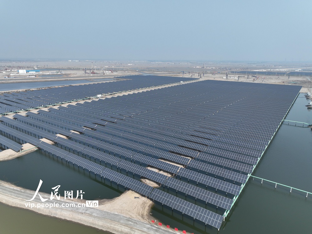 2024年4月22日，位于河北唐山的中国石油最大水面光伏发电项目—冀东油田分布式自发自用光伏发电项目，正式并网发电。
