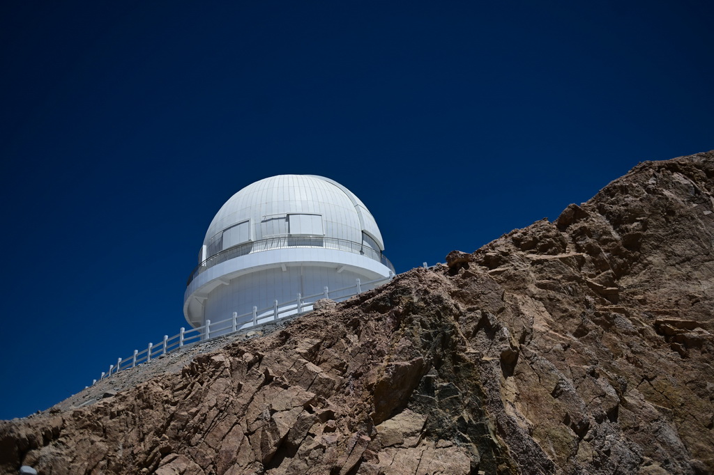 这是4月20日在冷湖镇赛什腾山拍摄的中国科学技术大学和中国科学院紫金山天文台联合研制的大视场光学成像望远镜——墨子巡天望远镜。