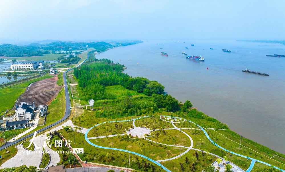 2024年4月23日，安徽省芜湖市繁昌区新港镇滨江公园，水清岸绿，风景如画，船舶在江面上有序航行。