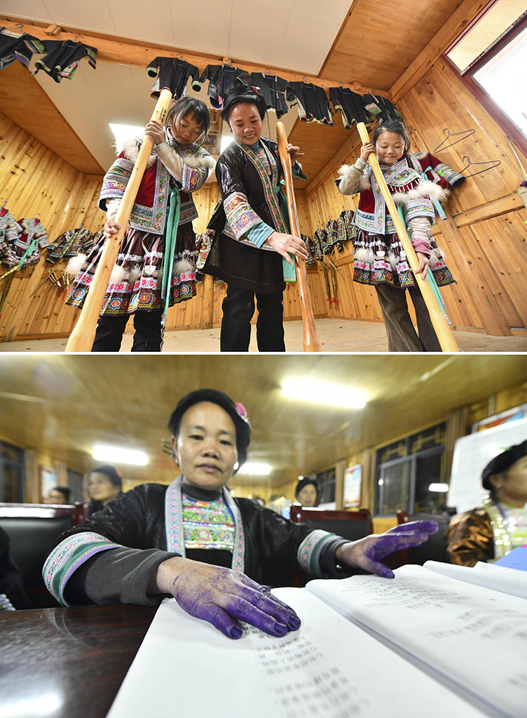 上图：在广西柳州市融水苗族自治县杆洞乡乌英苗寨，村民代时英（中）带领孩子们学习亮布文化知识（2024年1月31日摄）；在广西柳州市融水苗族自治县杆洞乡乌英苗寨，白天制作亮布的村民代时英在夜校学习（2023年11月24日摄）。近年来，她积极参加夜校学习，带着孩子们传承民族文化。