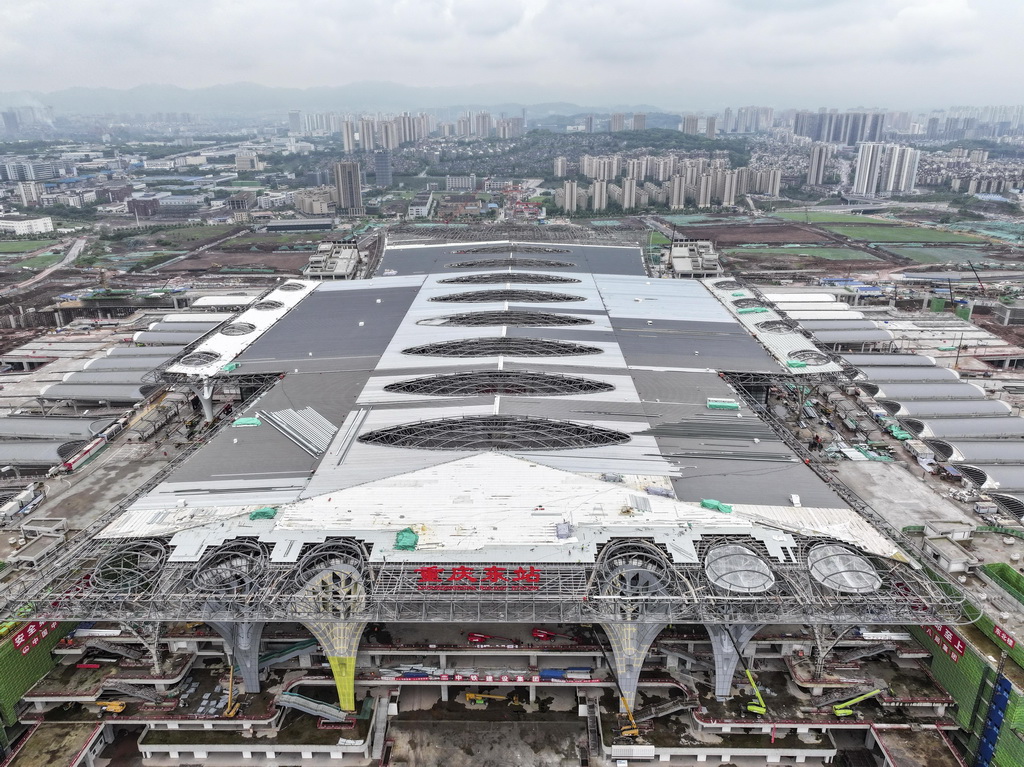 这是5月1日拍摄的重庆东站站房及配套综合交通枢纽工程施工现场（无人机照片）。