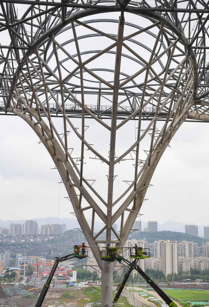 5月1日，工人在重庆东站站房及配套综合交通枢纽工程二标段项目作业。
