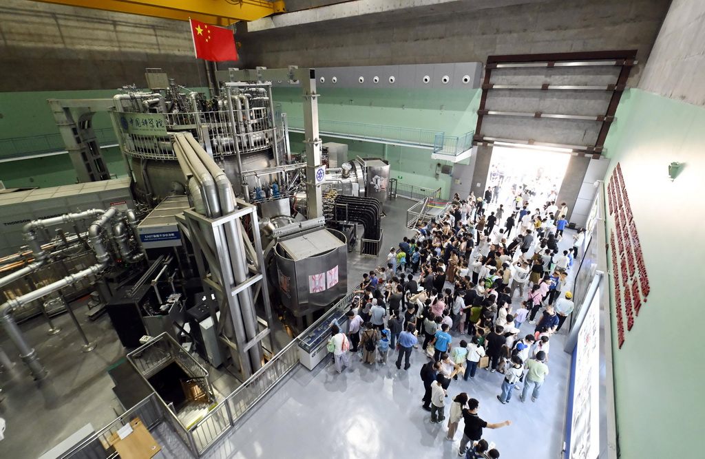 5月18日，在中国科学院合肥物质科学研究院等离子体物理研究所，市民参观全超导托卡马克核聚变实验装置（EAST）。