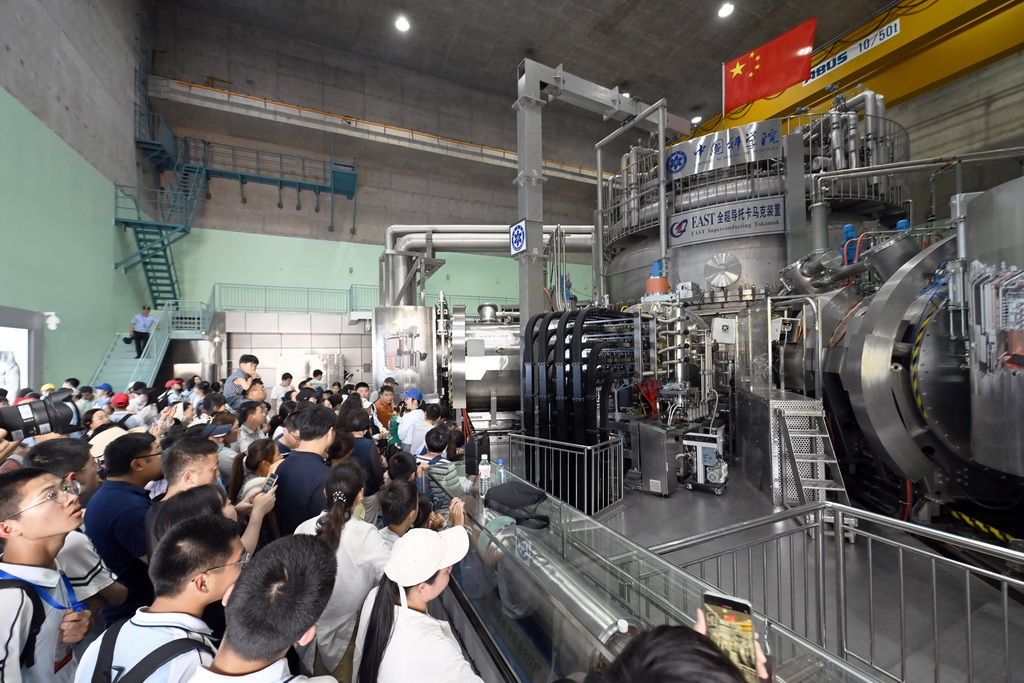 5月18日，在中国科学院合肥物质科学研究院等离子体物理研究所，市民参观全超导托卡马克核聚变实验装置（EAST）。