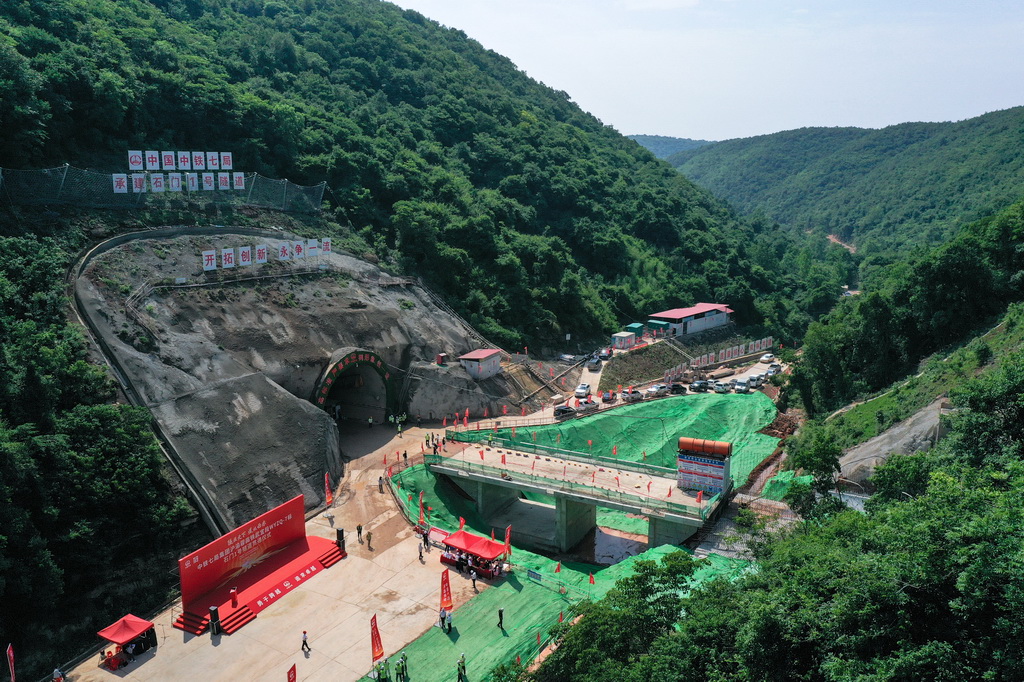 5月21日，沪渝蓉高铁石门1号隧道顺利贯通。