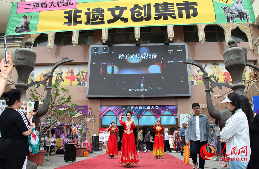 乌鲁木齐二道桥大巴扎非遗文创集市歌舞表演。人民网记者 韩婷摄