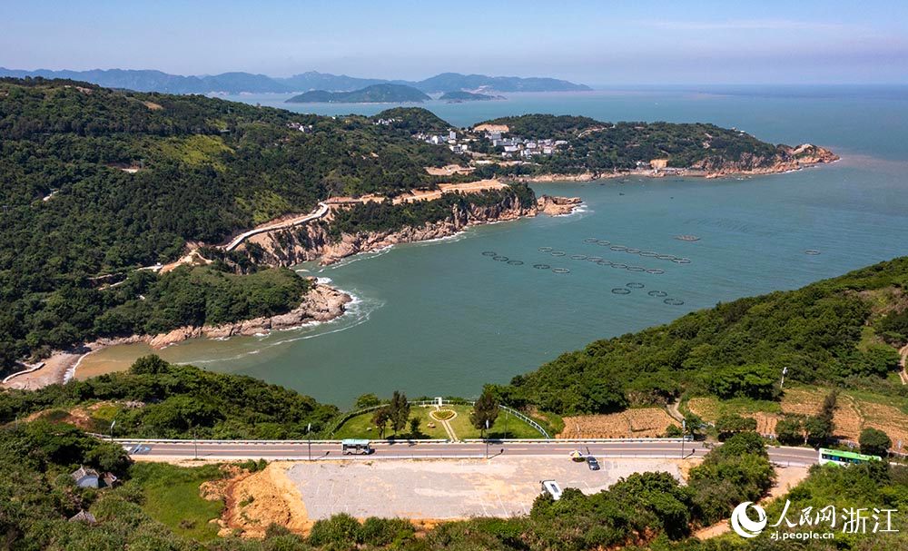 空中俯瞰“中国东海岸一号公路”宛如玉带，绵延山海间，勾勒出一幅“山海苍南”的天然图景。人民网 章勇涛摄