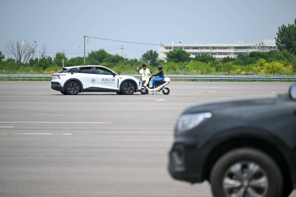 6月14日，测试人员对一款智能网联汽车转弯规避非机动车主动安全测试进行极限状态测量。