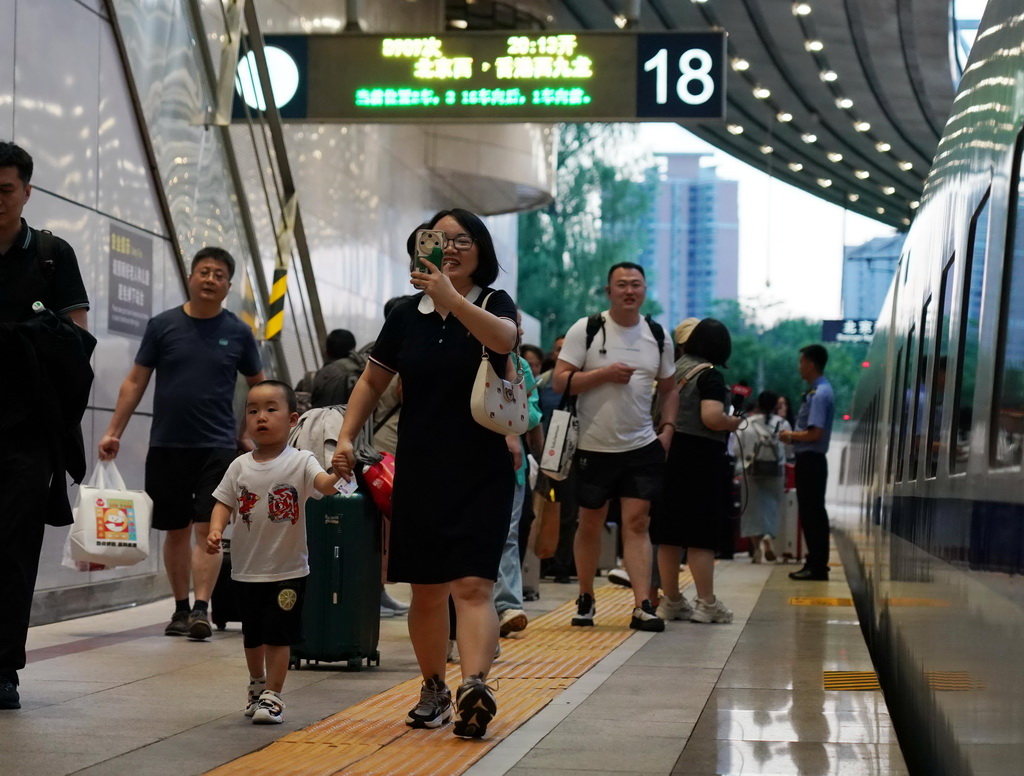 6月15日，乘客在北京西站乘坐北京西至香港西九龙D909次高铁动卧列车出行。新华社记者 张晨霖 摄
