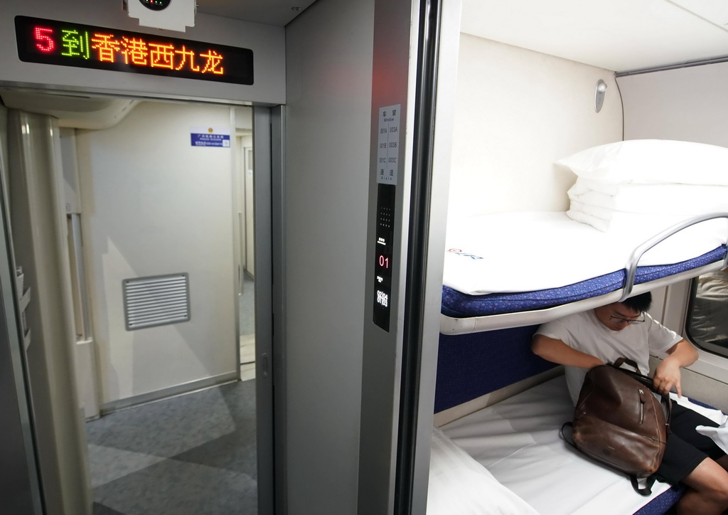 6月15日，乘客在北京西站乘坐北京西至香港西九龙D909次高铁动卧列车出行。新华社记者 张晨霖 摄