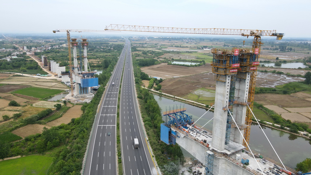 这是新建沪宁合高铁跨沪陕高速公路特大桥主桥塔柱封顶施工现场（6月18日摄，无人机照片）。