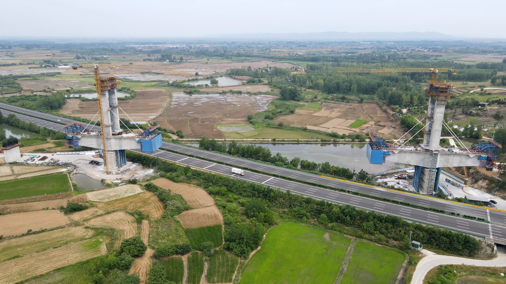这是新建沪宁合高铁跨沪陕高速公路特大桥主桥塔柱封顶施工现场（6月18日摄，无人机照片）。